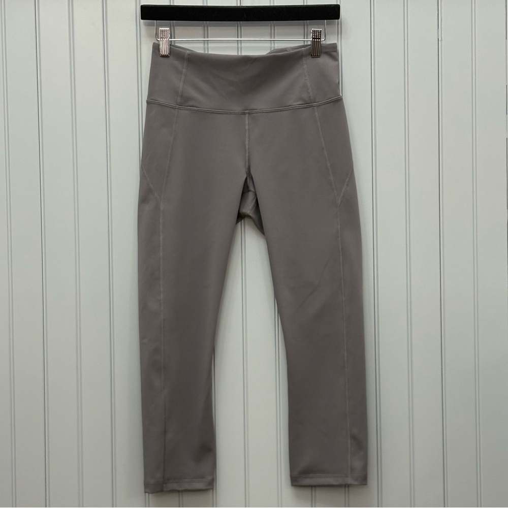 UA Heat Gear Gray Crop Athletic Pants Size Medium